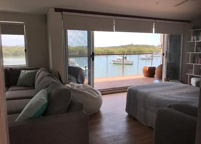 Waterfront Accomodation With Jetty, Port Stephens