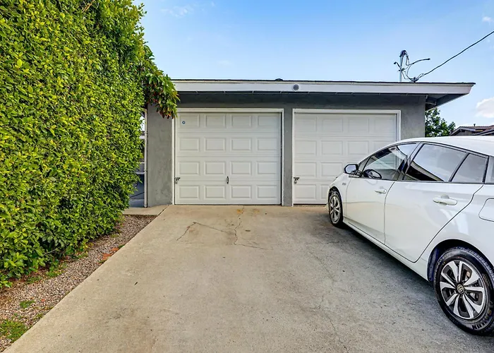 Close To Shore, Malls & Dining! Redondo Beach Home
