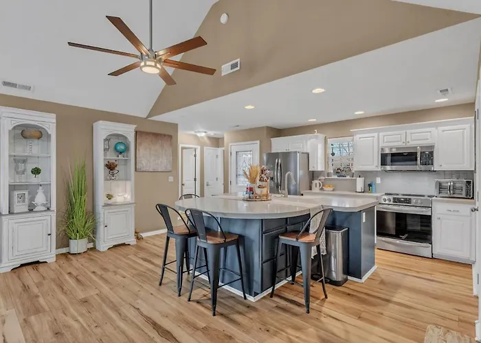 Pet-Friendly 3Br Home, Fenced Yard, Near Kc