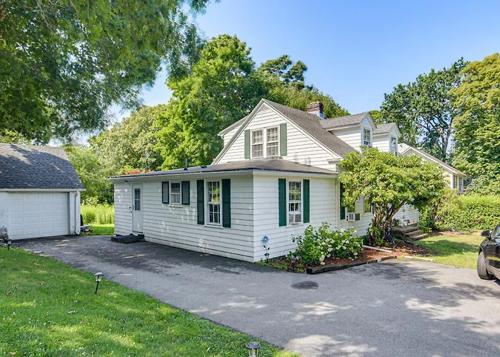Serene Coastal Getaway: 2 Mi To Newport & Beaches