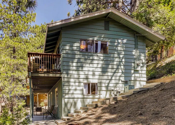 Deck & Mtn Views! Woodsy Haven In Running Springs