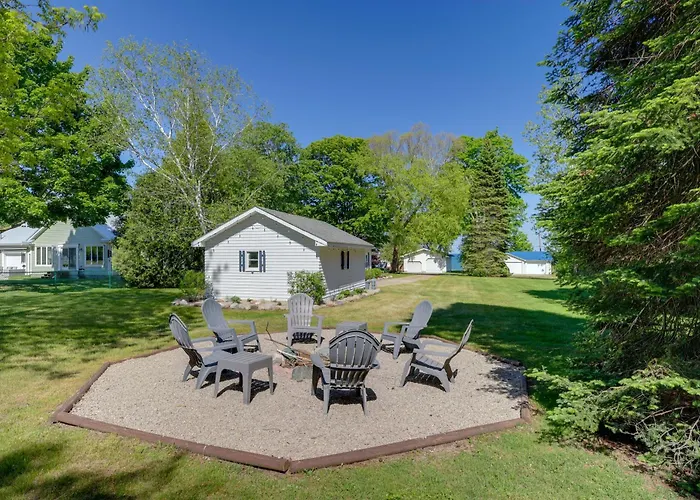 Cute Cottage Getaway; Walk To Lake And Town