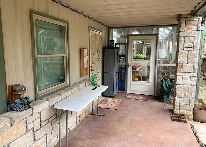 Lodge For Adventure Glamping For Families Or Large Groups On Lake Godstone, Texas