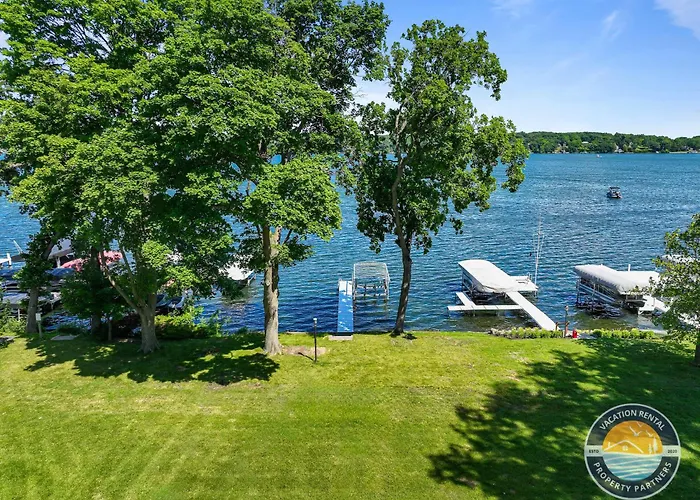 Lake Delavan Lakefront Home Pier Sleeps 6