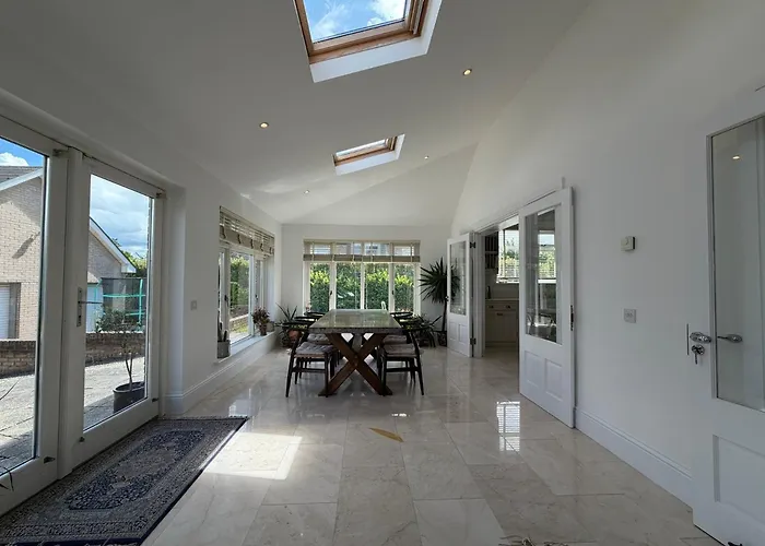 Luxury 4Bdr Retreat With Garden And Workspace