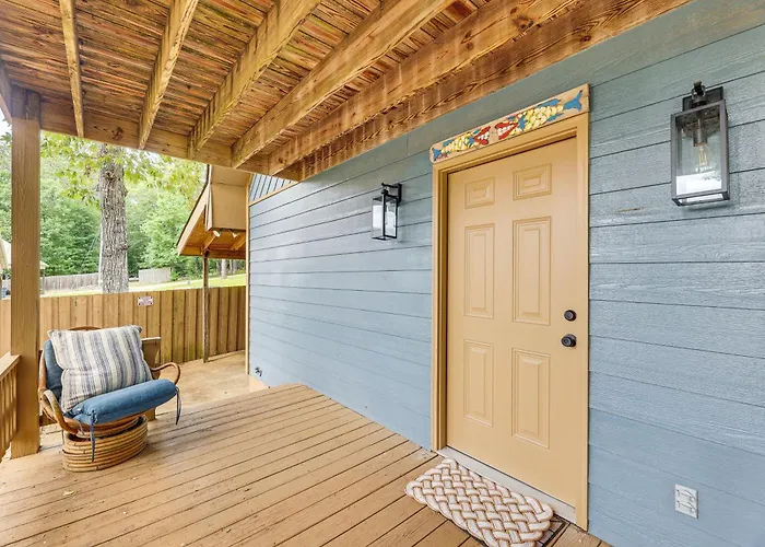 Cozy Eclectic Cabin W/ Lake Views & Shared Dock!