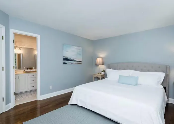 Waterfront Chapel Hill Retreat Near Unc, Sleeps 10
