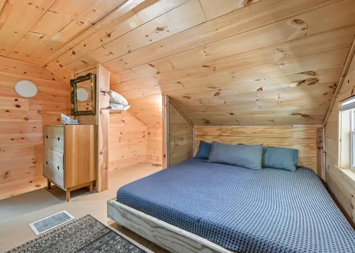 Cozy Cabin By The Cobbossee Stream
