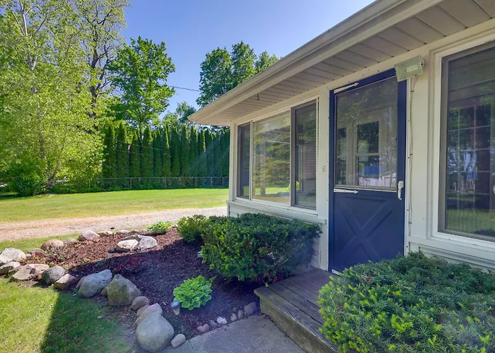 Cute Cottage Getaway; Walk To Lake And Town