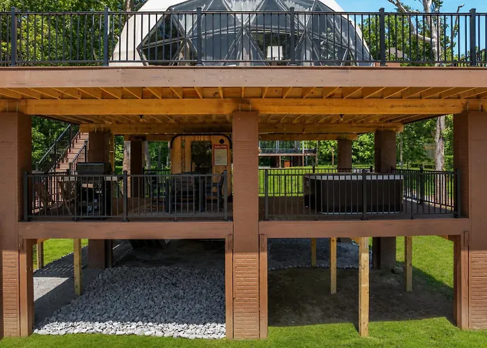 Luxury River Dome - Hot Tub, Sauna, Riverfront, Wifi