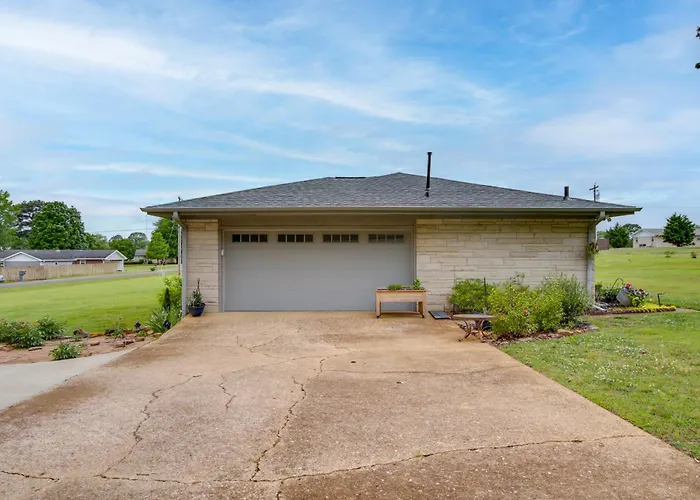 Angler-Friendly Retreat Near Tennessee River