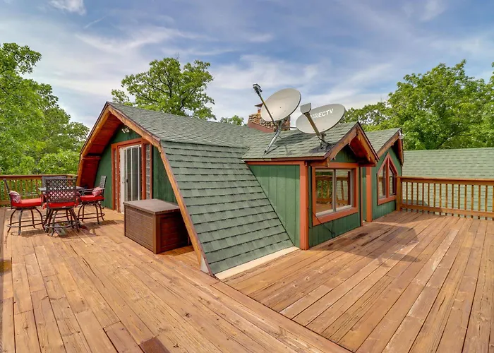 Game Room + Roof Deck: Ozarks Group Getaway!