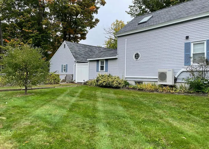 Keene Center Farmhouse Large, Cozy, Hot Tub