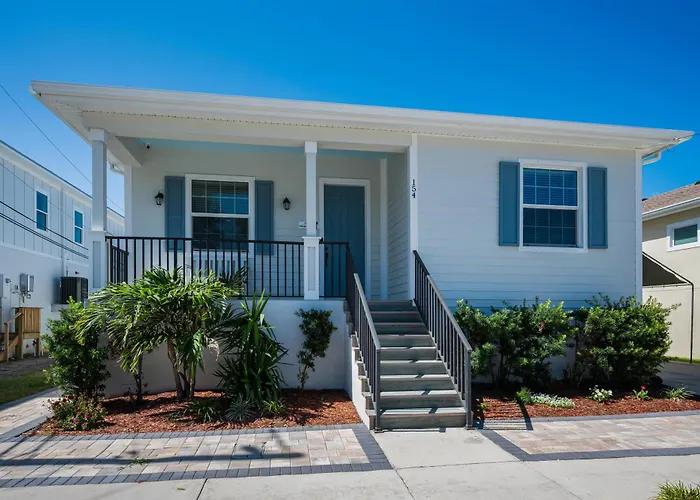 Tropical 3Br Bungalow Near Sponge Docks, Downtown, Pinellas Trail, & Pickleball