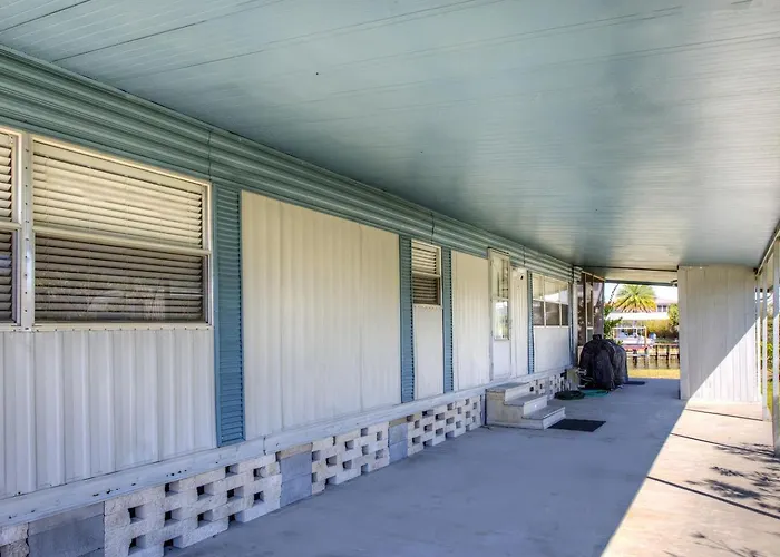 Serene Waterfront Getaway: Perfect Vacation Rental For Families In Wakulla County, Fl