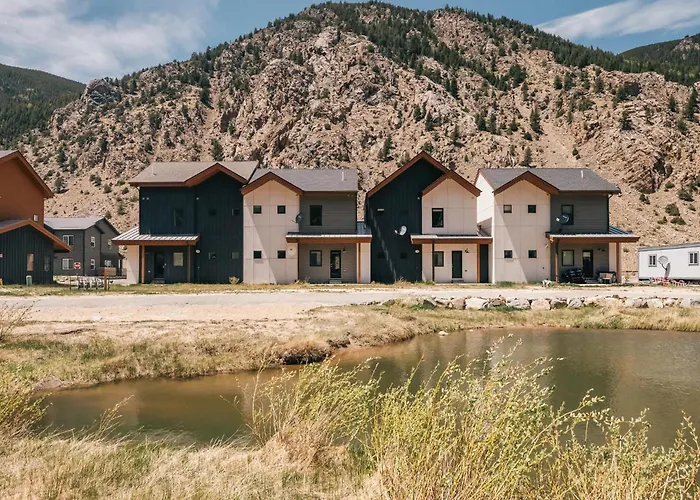 The Hollyhock Hideaway - Close To Slopes