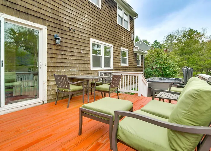 Private Hot Tub, Yard & Games Galore: Plymouth Gem