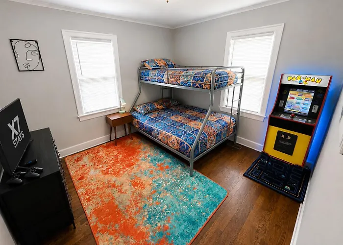 Pet-Friendly Retro Home Near Horse Park & Ark