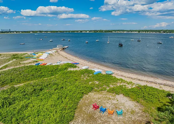 Walk To Beach In Charming Neighborhood