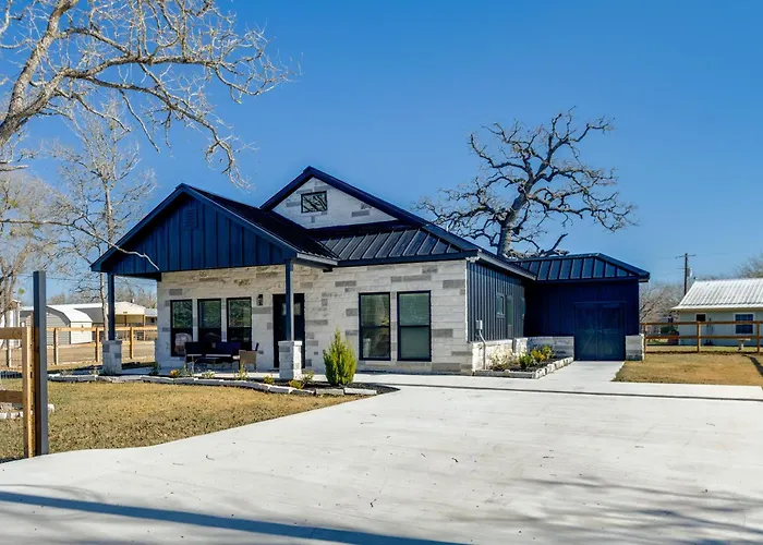 < 1 Mi To Lake Somerville! Dual-Unit Family Base