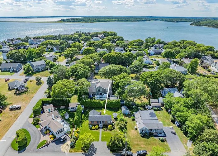 Walk To Beach In Charming Neighborhood