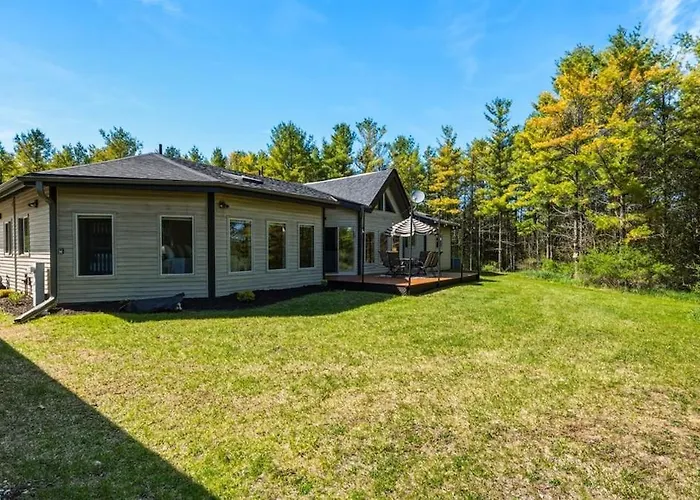 Harborlight Hideaway - Baileys Harbor, Wi - Charming Family Retreat In Central Baileys Harbor