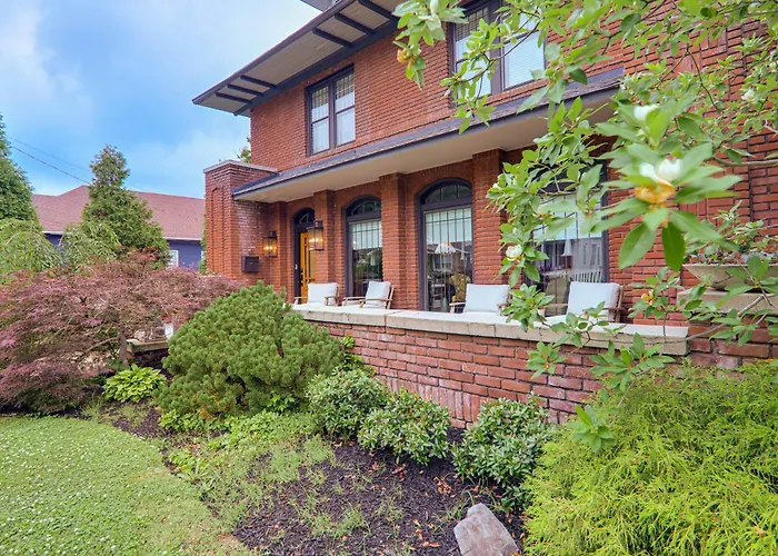 Midtown Jackson - 1900 Brick Craftsman Home