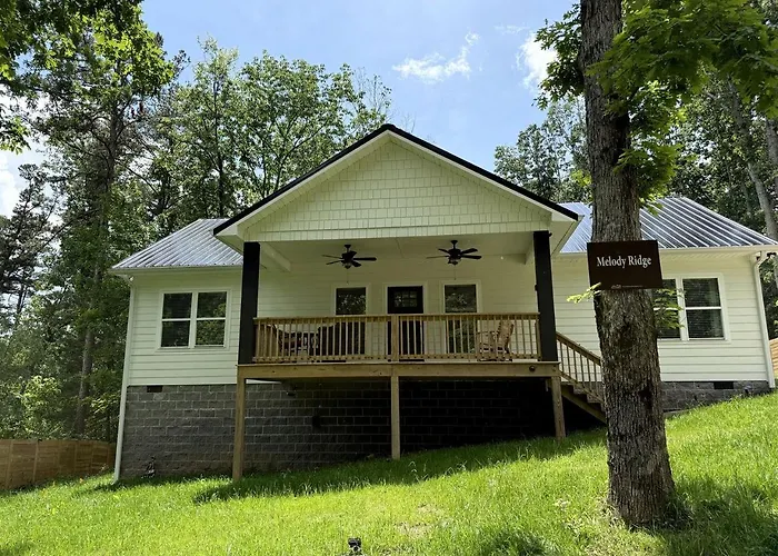 Modern Dog-Friendly Cabin With Spacious Porch And Fire Pit In Alabama