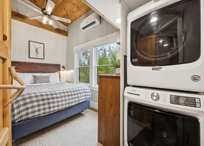 Spooner Lake Island - Hot Tubs, Pool, Theatre