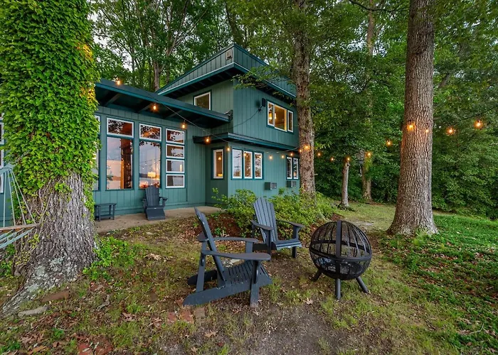 Scenic, Spacious Riverside Retreat Ropeyarn