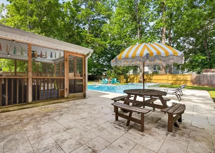 5 Bedroom - Pool, Firepit, Backyard