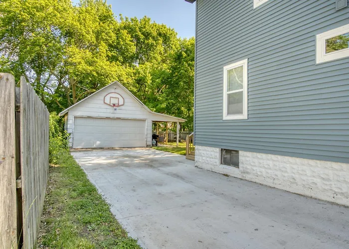 Benton Beach House 4 Bedrooms 3 Full Bathrooms Bike To Beach And St Joseph River Arcade Games Cornhole Firepit Grill