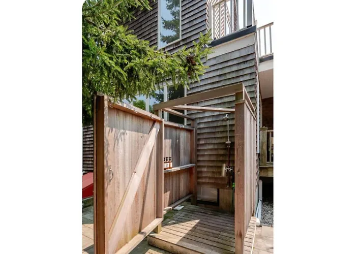 Quahog Cottage- Full Home With A Private Yard