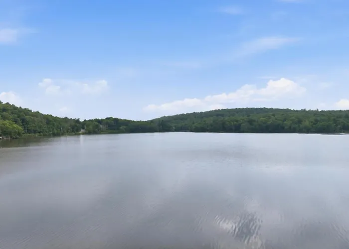Lakefront Group Retreat On Swan Lake Sleeps 18 Kayaks, Fire Pit & Dock