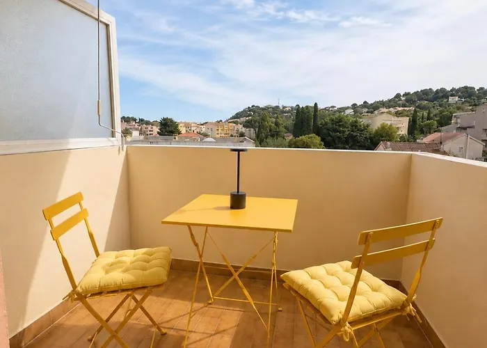 Lovely Studio With Balcony - Central Location