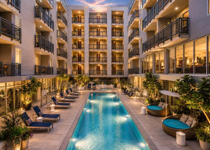 Stylish Apt Near Americana