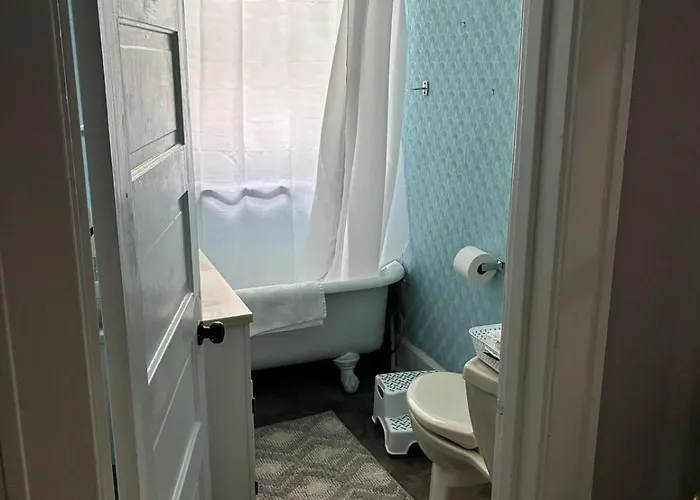Rustic Getaway, Woodsy Area Private 2Nd Level