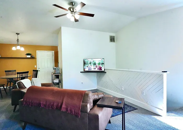 Pet-Family-Friendly Duplex With Parking