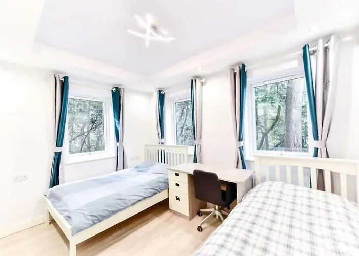 2 Bedroom 3 Bed Stylish Flat With Parking