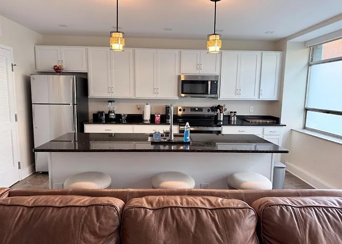 Newly Renovated Downtown Roanoke Apartment With Queen Bed & Free Parking