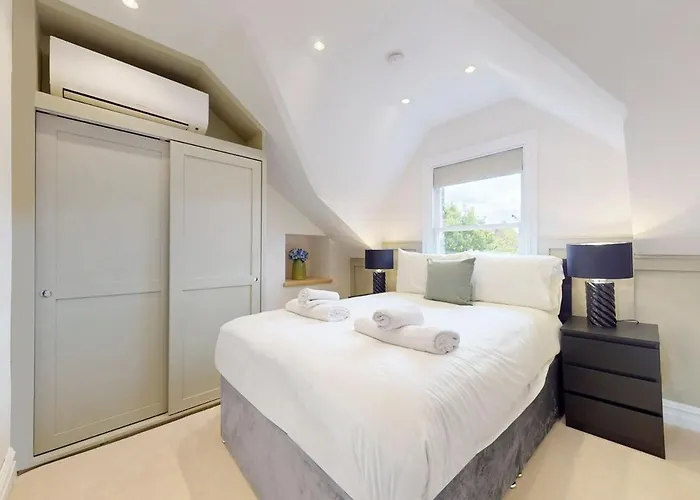 Stunning 2Br Home Near Kew-2Min Walk To Tube