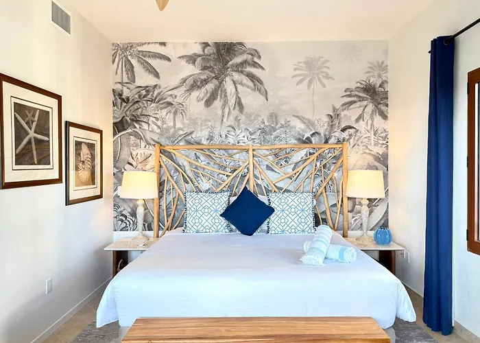 Elegant 2-Bedroom With Marina View - Porto Cupecoy