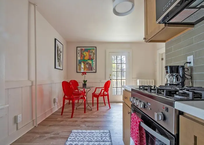 Colorful Modern Hideaway In Downtown Woodstock
