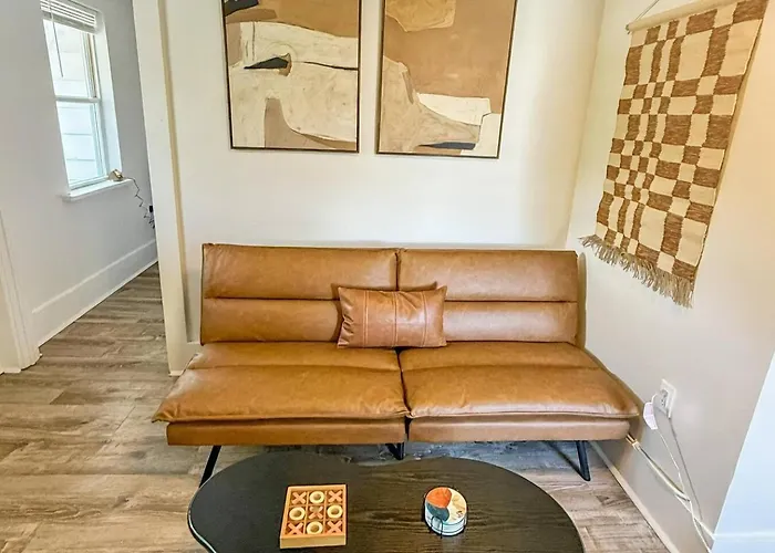 Beautiful Top Floor Unit In Downtown Woodstock!