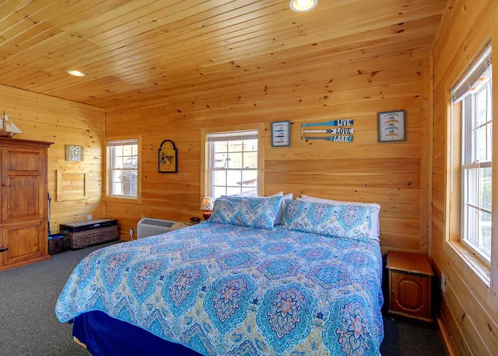 Waterfront Deck W/ Mtn View! Claytor Lake Retreat
