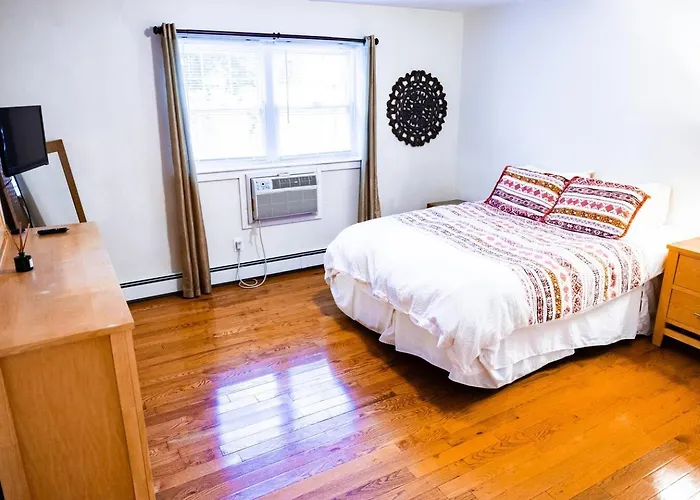 2 Blocks To The Beach- Pet Friendly With Parking!