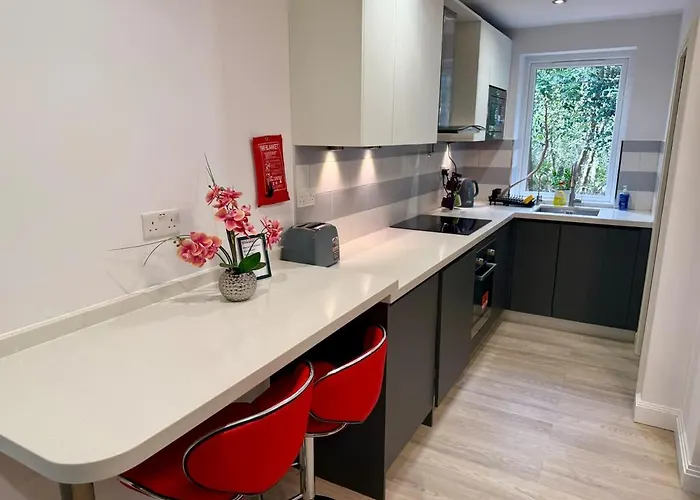 2 Bedroom 3 Bed Stylish Flat With Parking