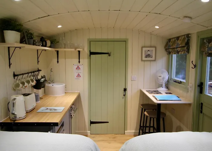Spinney Wood Glamping, Willow Hut