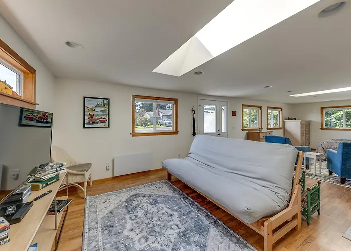 Walkable, Dog Friendly! Friday Harbor Stay W/ Deck