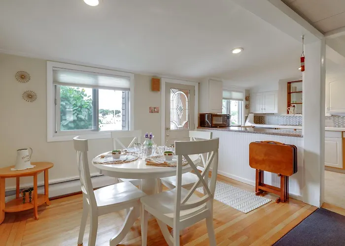 Warwick Apt W/ Waterfront View, Walk To Marina!